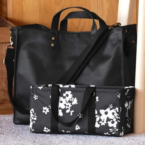 Thirty-one bags - Picture 1 of 8